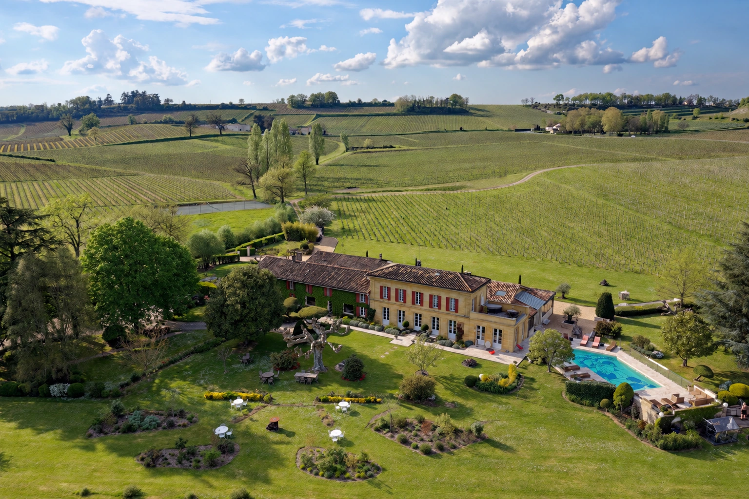 Luftaufnahme von Château du Palanquey, seinen Gärten, dem Pool und den umliegenden Weinbergen