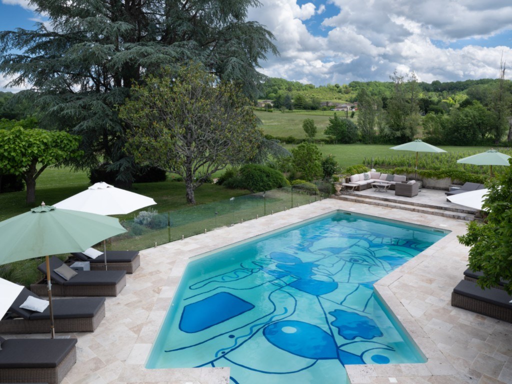 La piscine extérieure entourée de verdure