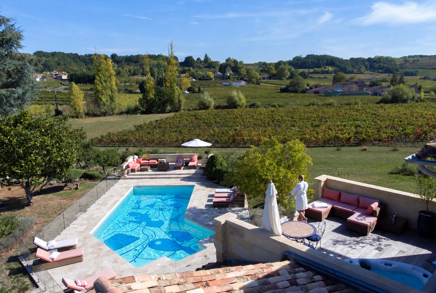 Blick von der Terrasse auf den Pool und die Weinberge des Palanquey