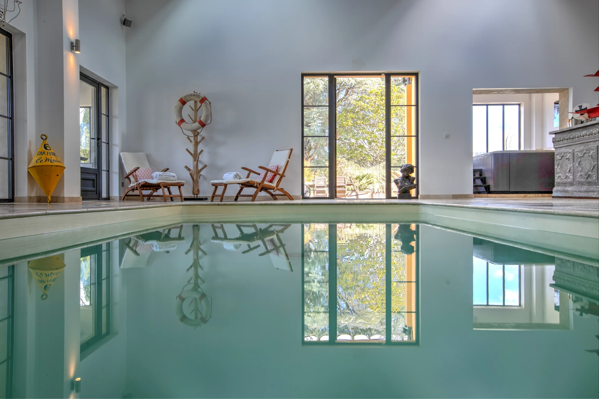 Der Innenpool des Spas im Licht des Gartens