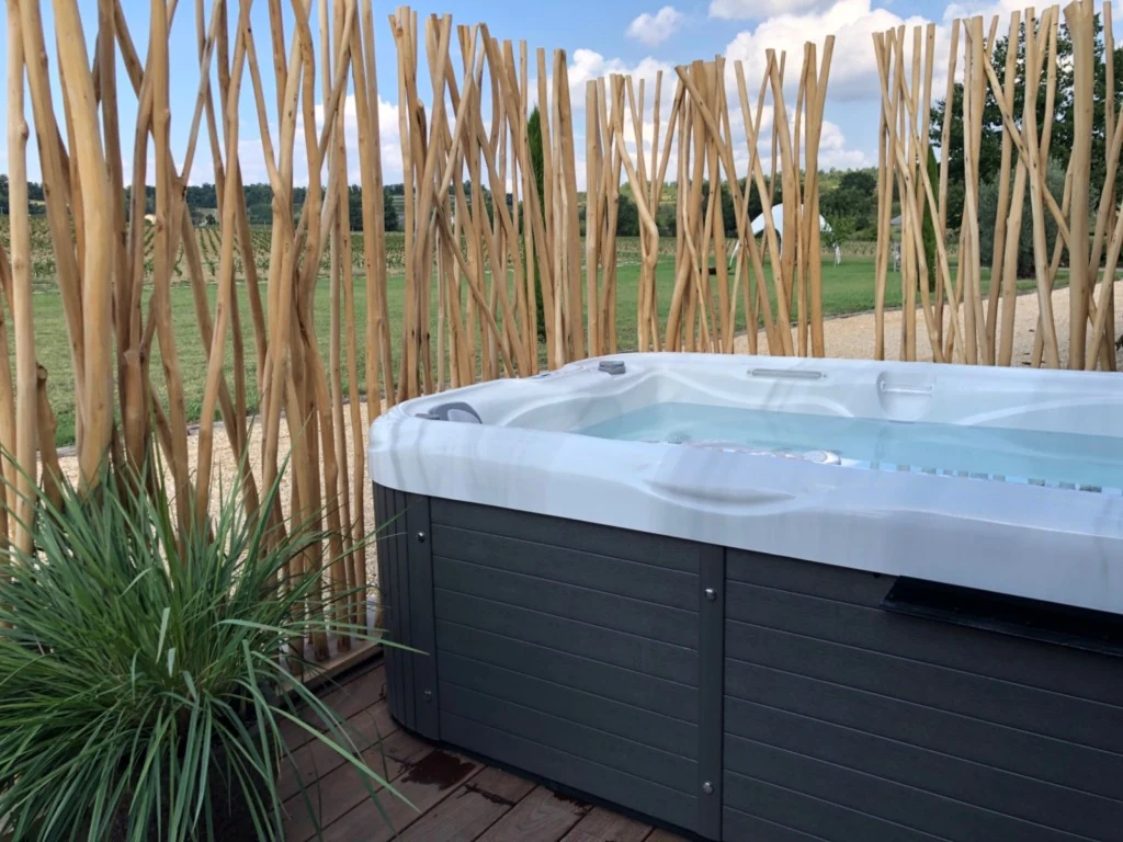 Le jacuzzi privatif de la Suite Vignoble