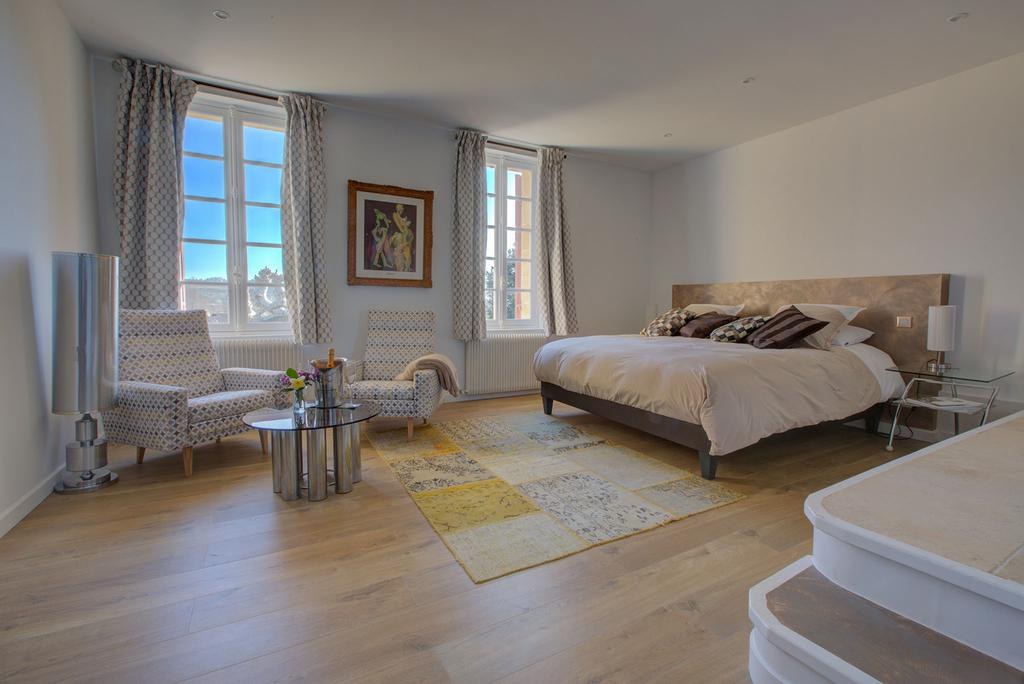 Eine Palanquey-Suite in sanften Farben mit Wohnbereich