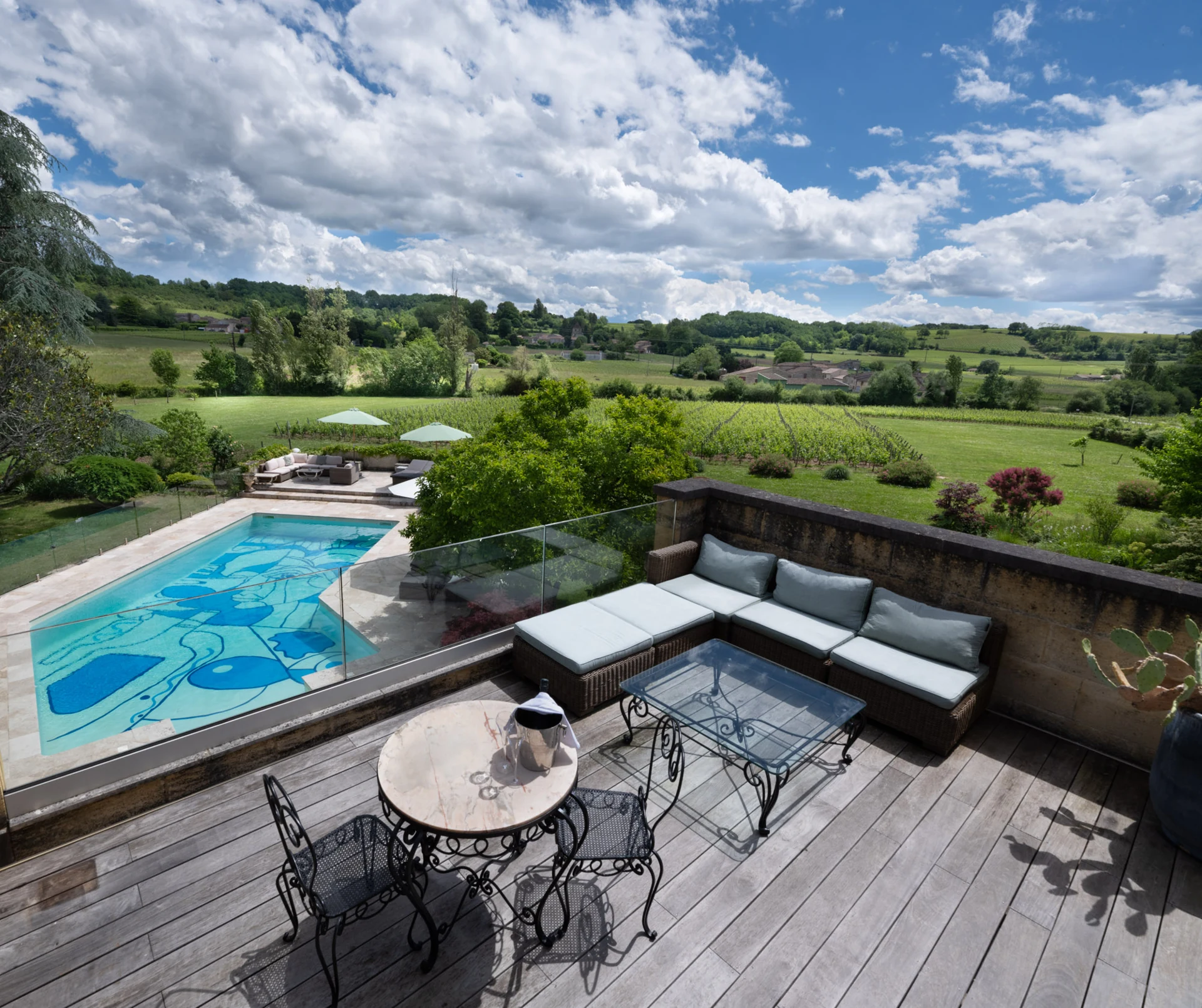 Blick von der Terrasse des Palanquey auf den Pool und die Weinberge von Saint-Émilion